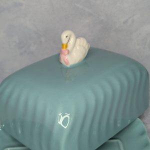 Beurrier Bleu en Céramique Rice surmonté d'un cygne – Image 3