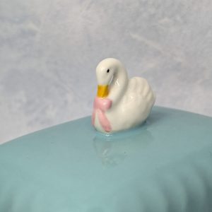 Beurrier Bleu en Céramique Rice surmonté d'un cygne – Image 4